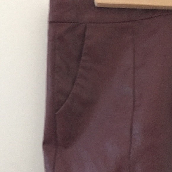 Faux leather burgundy shorts with cut edges - Picture 2 of 3